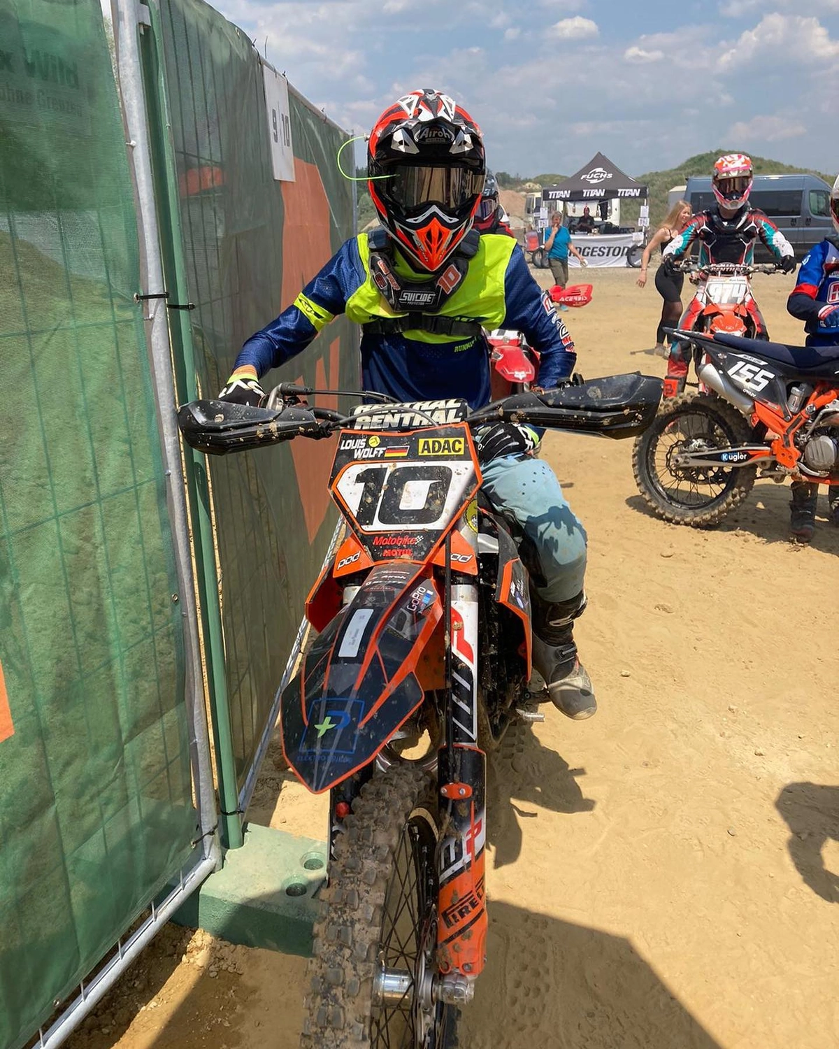 LW-Motorsport - Der Rennfahrer - Motocross-Fahrer auf dem Motorrad