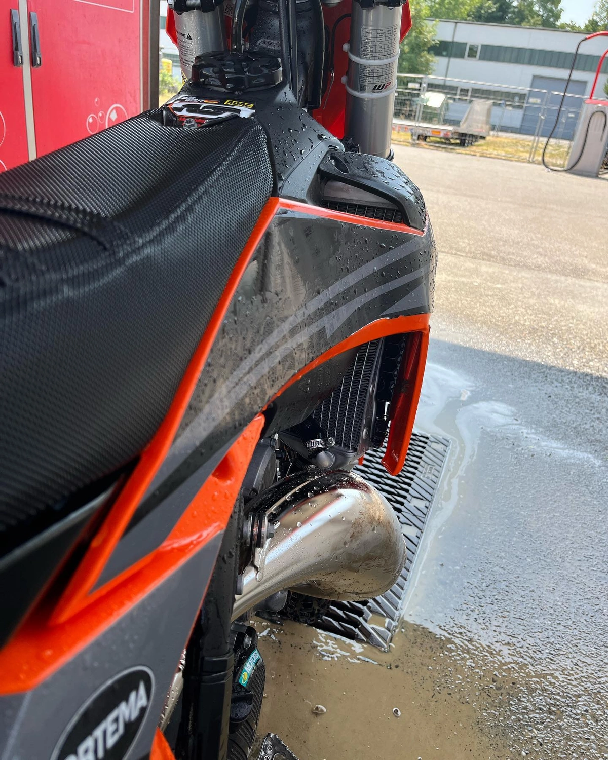 LW-Motorsport - Der Rennfahrer - Detailaufnahme eines Rennmotorrads