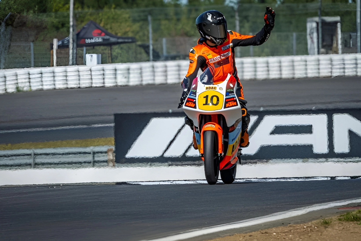 LW-Motorsport - Der Rennfahrer - Rennfahrer auf Motorrad