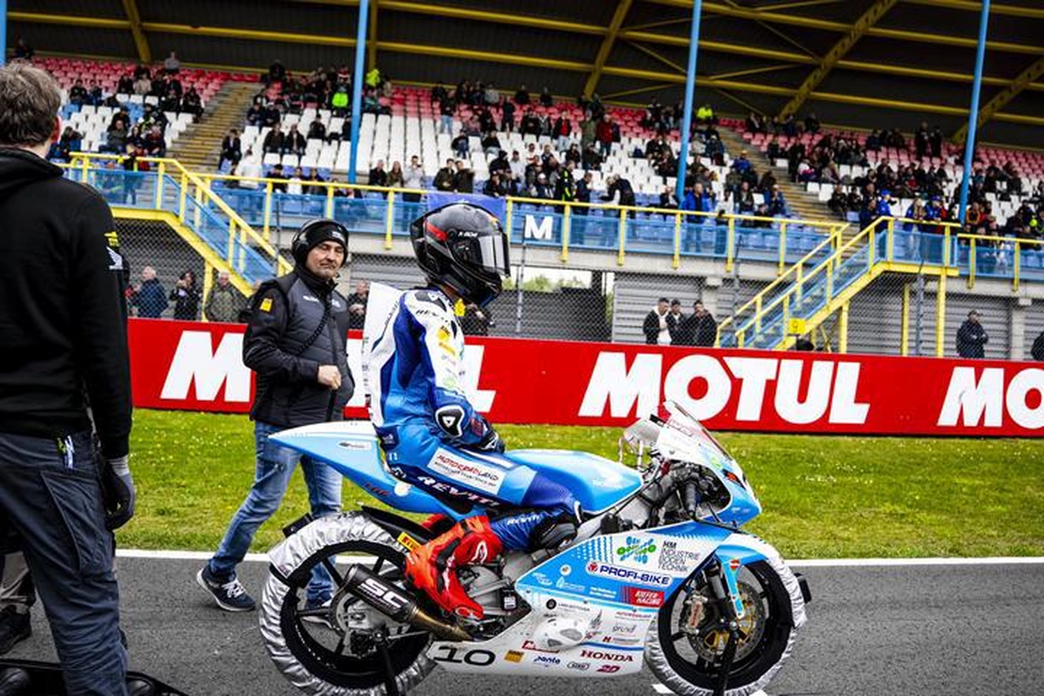 LW-Motorsport - Der Rennfahrer - Rennfahrer im Rennanzug