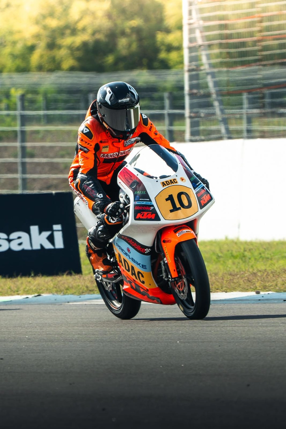 LW Motorsport – Der Rennfahrer –Rennfahrer auf dem Motorrad