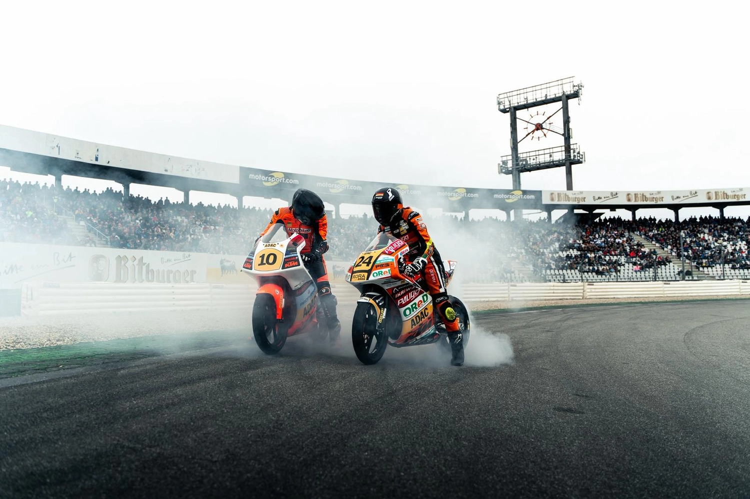 LW-Motorsport - Der Rennfahrer - Motorradfahrer beim Burnout 