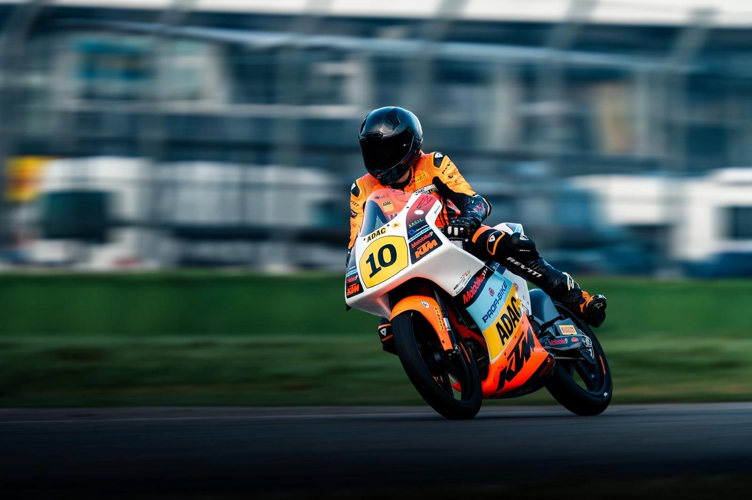 LW-Motorsport - Der Rennfahrer - Motorradrennfahrer auf der Rennstrecke