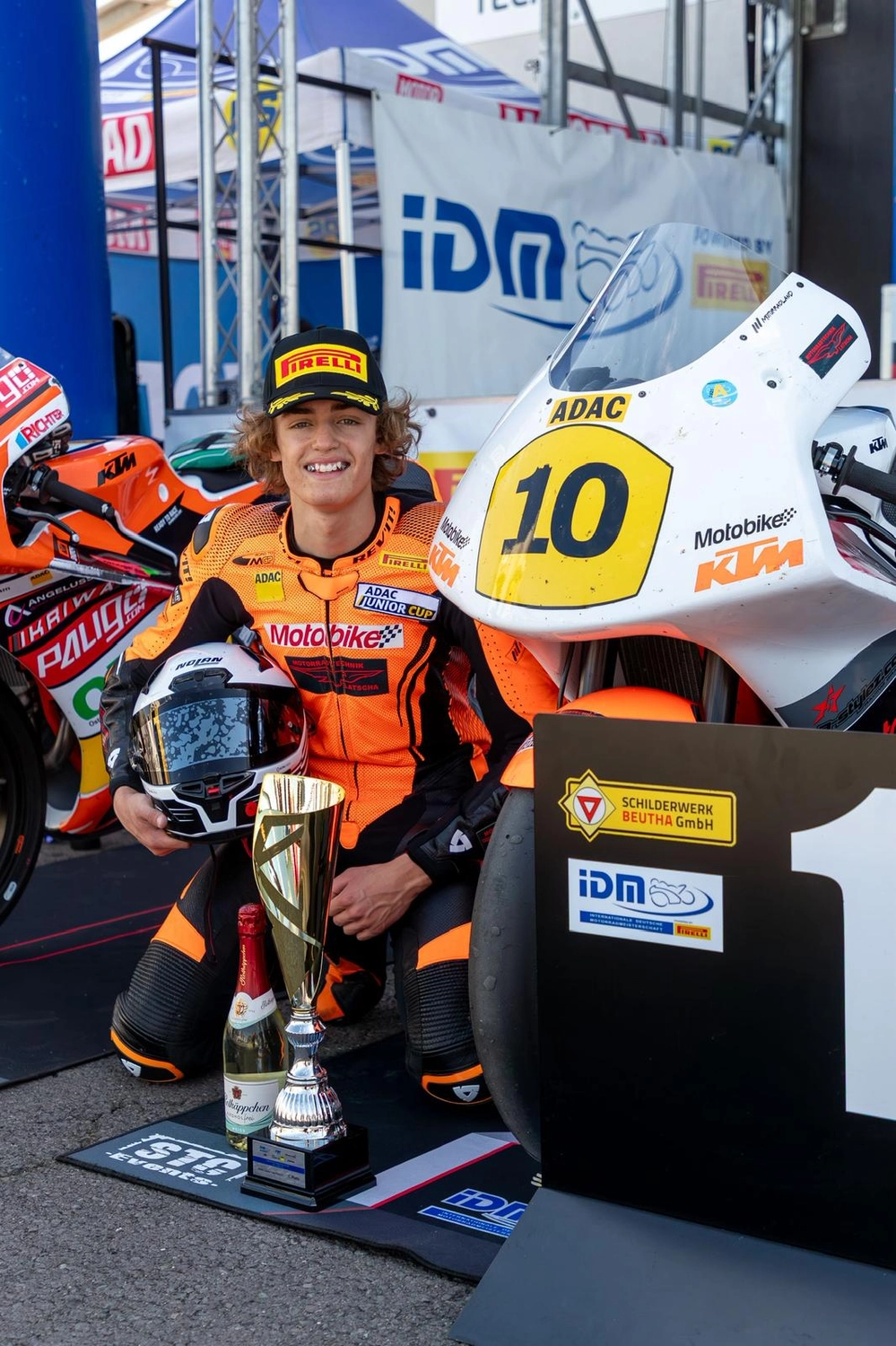 Christian Wolff mit Pokal und Motorrad