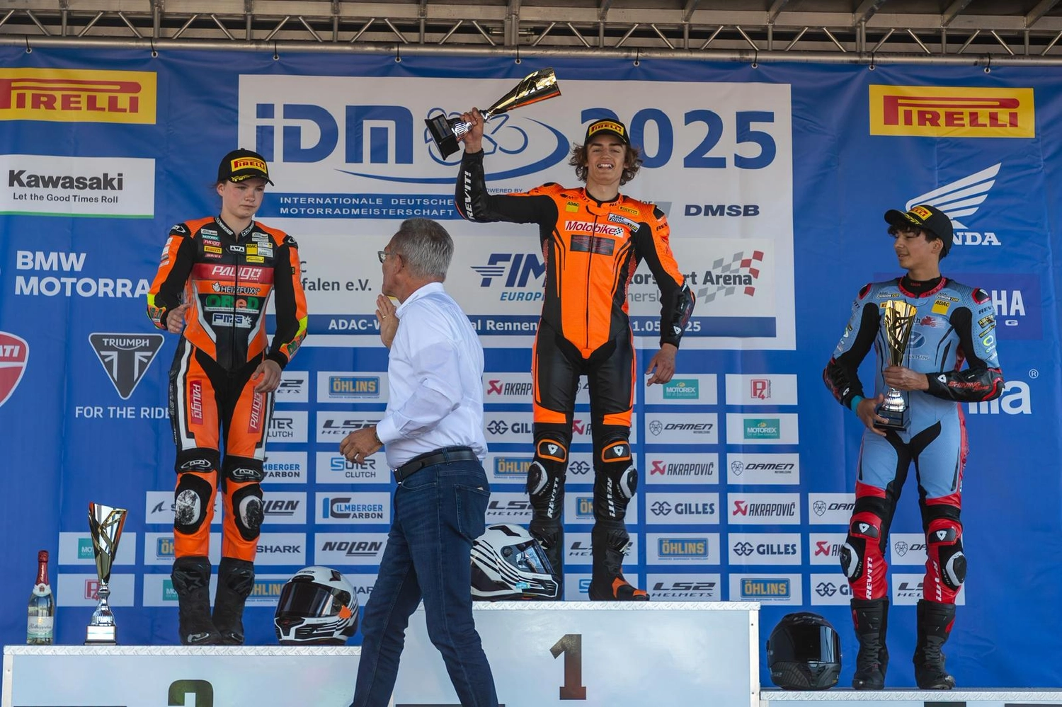 LW Motorsport – Der Rennfahrer – Rennfahrer bei der Siegerehrung
