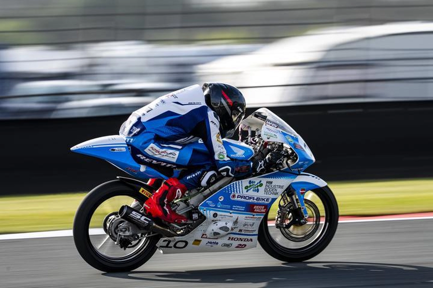 LW-Motorsport - Der Rennfahrer - Werbefläche auf dem Motorrad 
