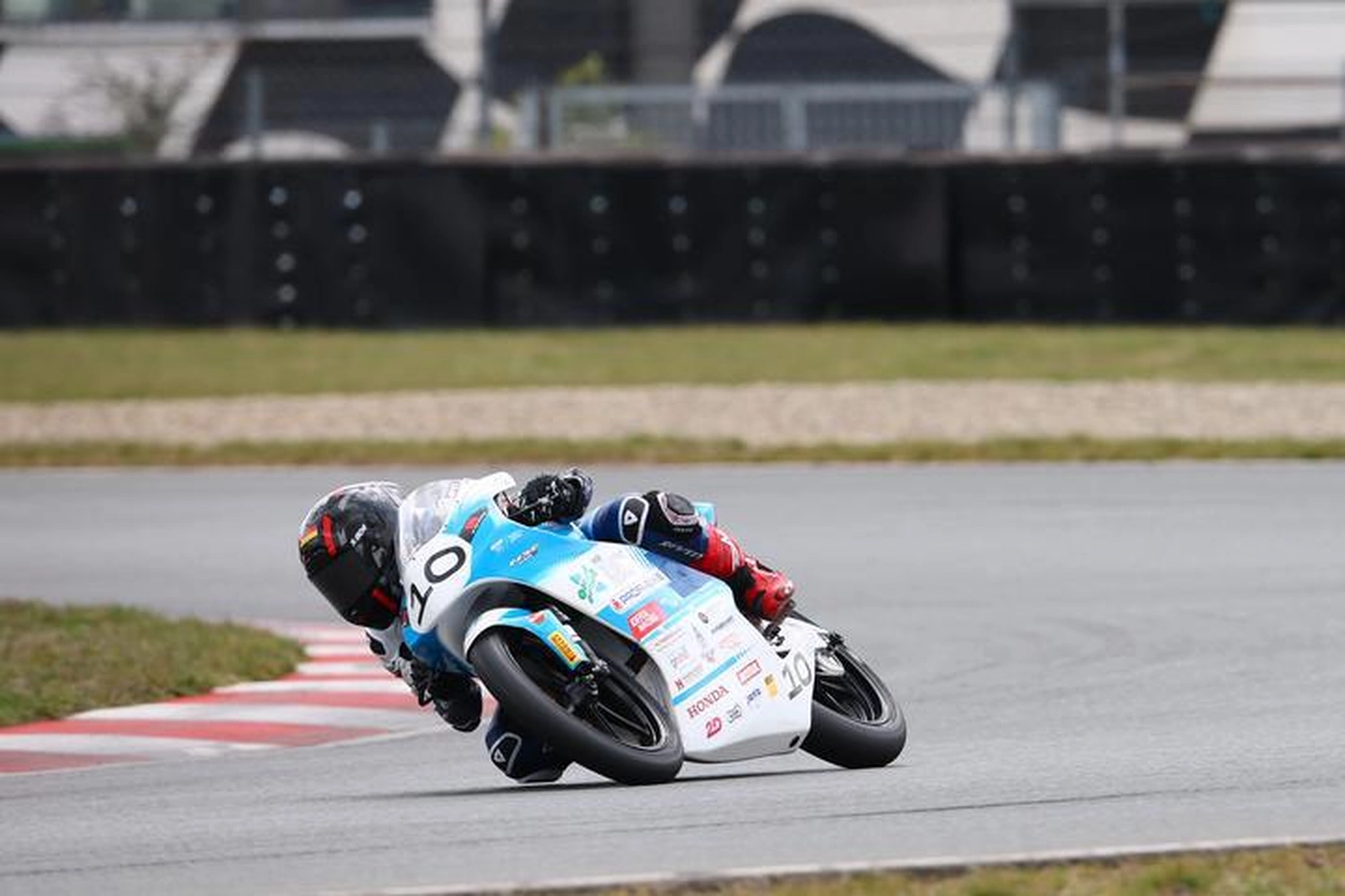 LW-Motorsport - Der Rennfahrer - Motorrad in Kurvenlage