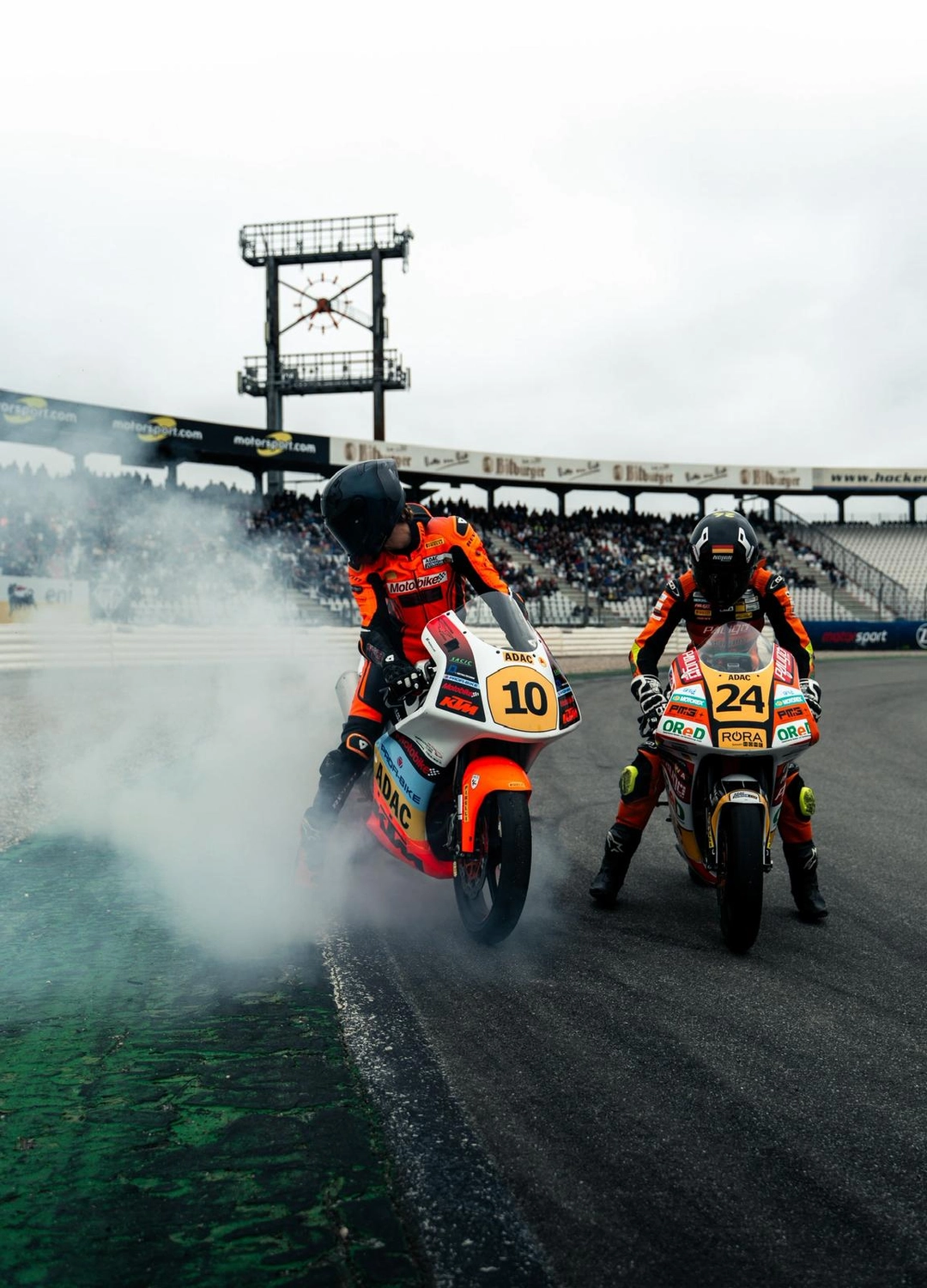 LW-Motorsport - Der Rennfahrer - Motorradfahrer beim Burnout 