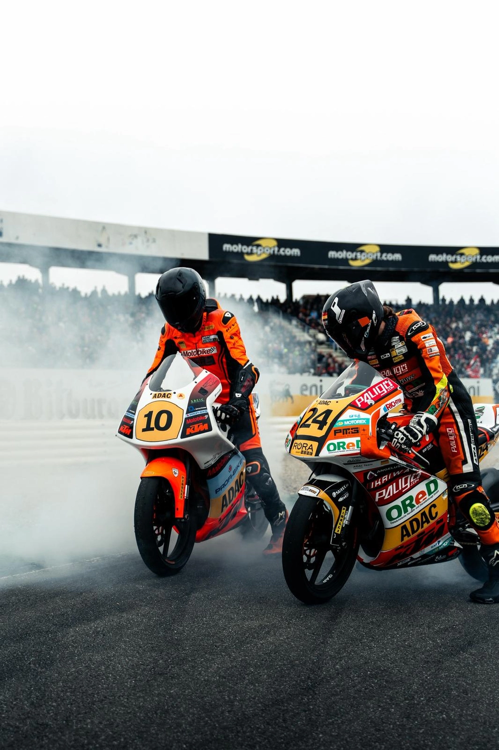 LW-Motorsport - Der Rennfahrer - Motorradfahrer beim Burnout 