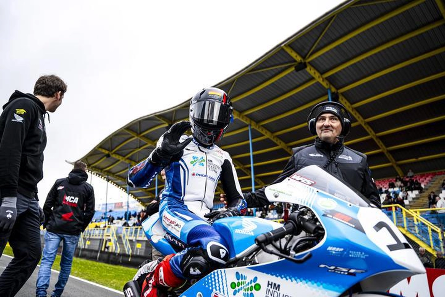 LW-Motorsport - Der Rennfahrer - Rennfahrer im Rennanzug