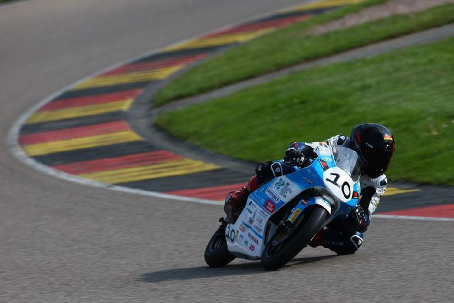 LW-Motorsport - Der Rennfahrer - Motorrad in Kurvenlage