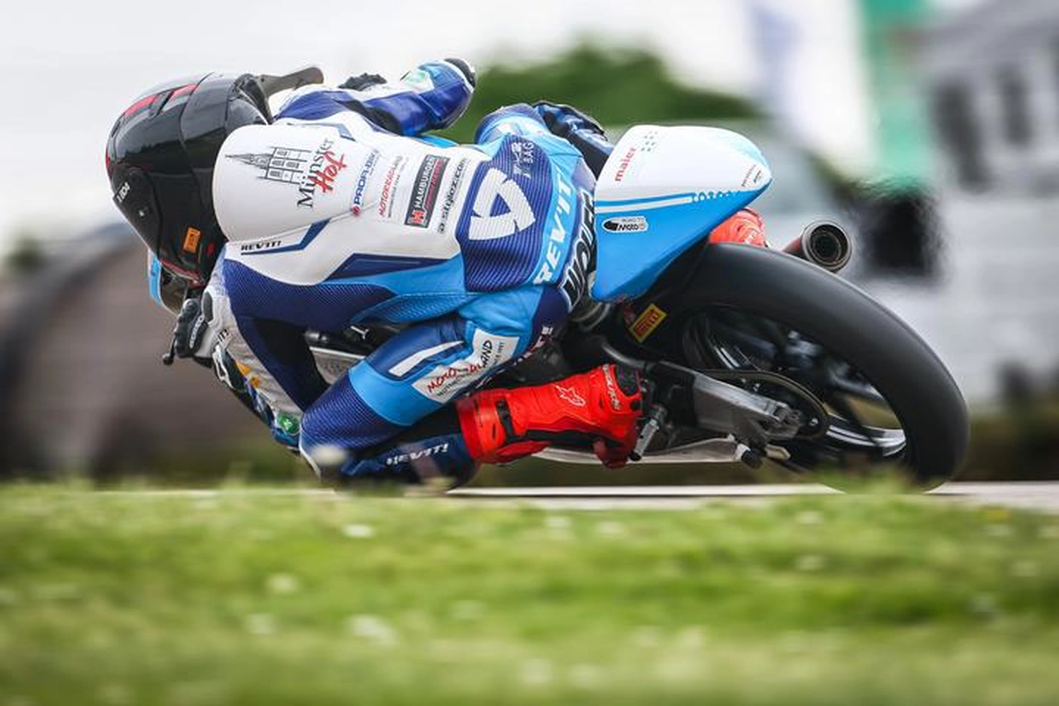 LW-Motorsport - Der Rennfahrer - Motorrad in Kurvenlage