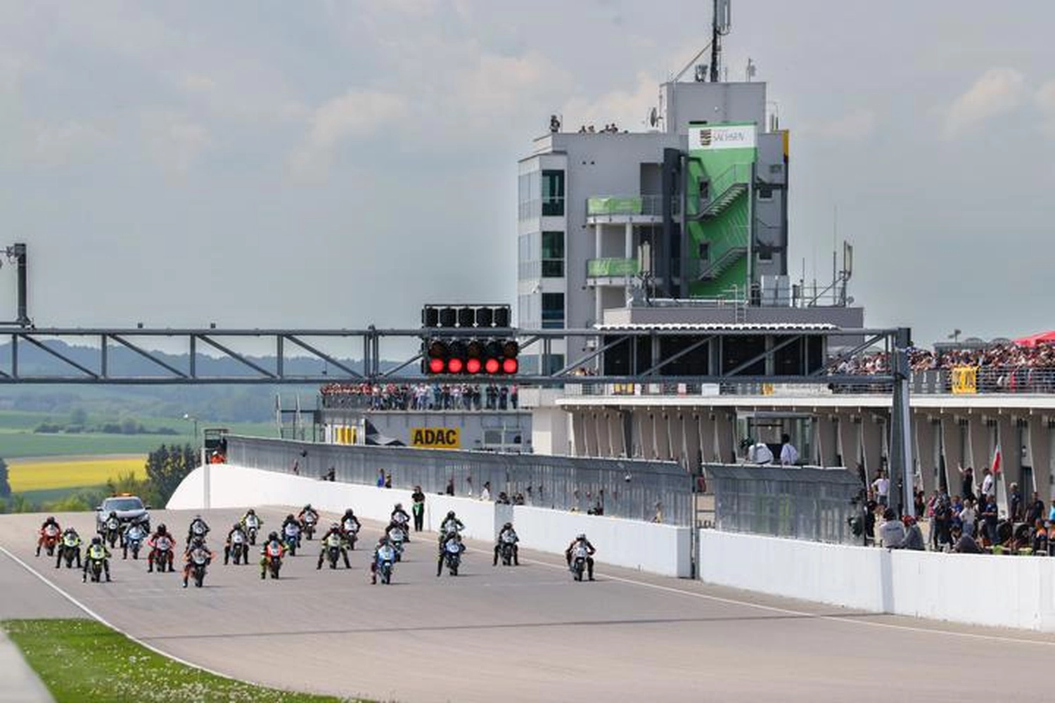 LW-Motorsport - Der Rennfahrer -Startaufstellung beim Rennen